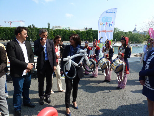 La parade aux ballons inaugure les p'tits Vélib