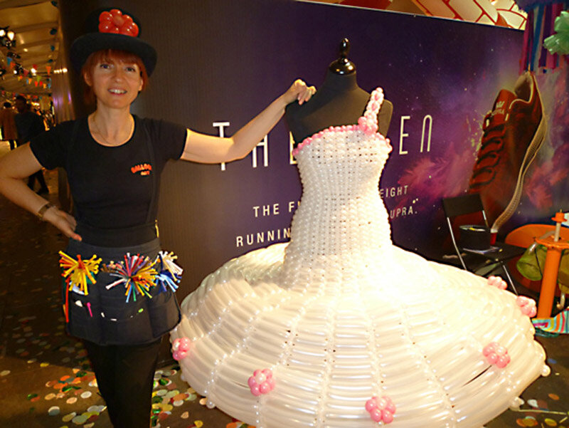 Performance robe en ballons au Carnaval Colette